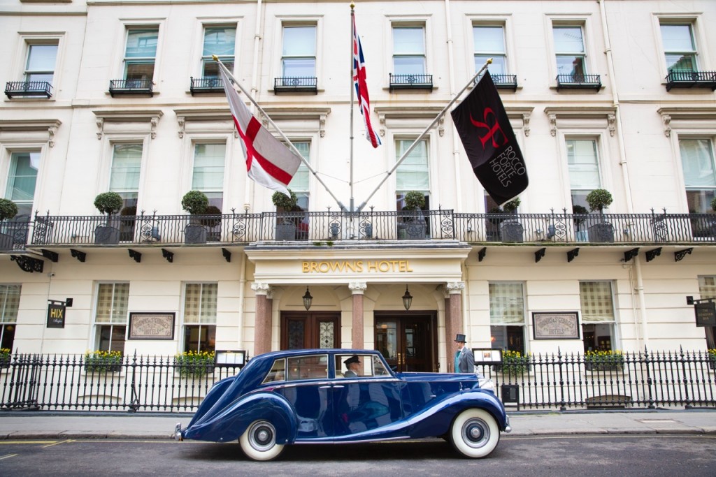 Brown’s-Hotel-London-–-Facade-with-Blue-Baron-Vintage-Car-Transfer-4229